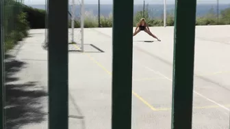 Fitness-Mädchen Auf Dem Basketballplatz Gefickt