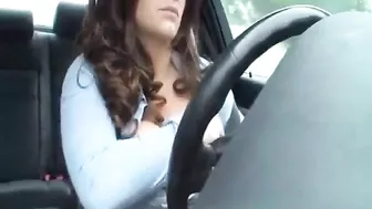 Gostosa Peituda Se Masturbando No Carro