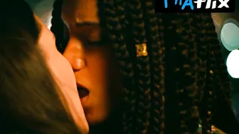 Maisie Richardson-Sellers Lesbian Scene In Jagged Mind