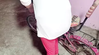 Cycle Par Baiti Hu Hi Bhabhi Ko Devar Ne Ache Se Choda