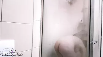 Hot Blonde Washes And Play Pussy