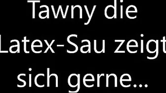 Tawny Die Latex-Sau Ziegt Sich Gerne