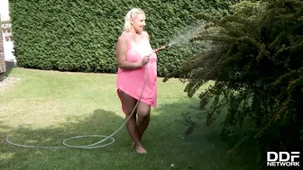 Busty Milf Krystal Swift Fucked Outdoors Until Her Tits Are Covered In Jizz