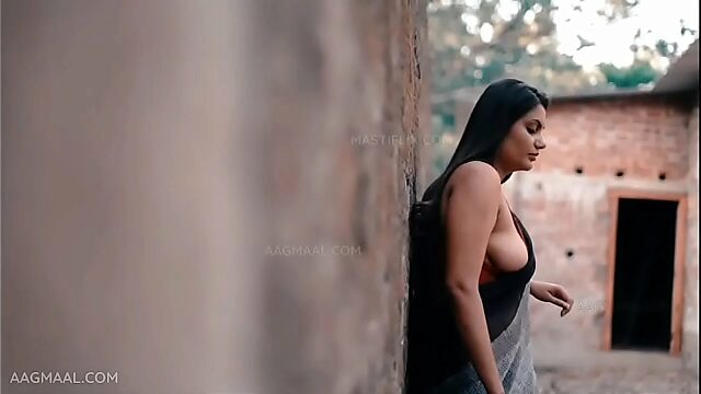 Hot Bhabhi Seduces In Saree, Steamy Video