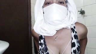 Real Arab Muslim Mom Praying And Masturbating In Hijab And Squirting Pussy On Webcam