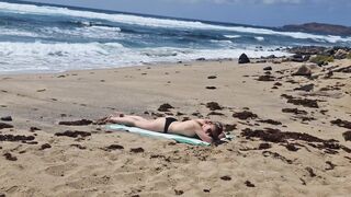 Fille Qui Bronze Seins Nus Se Fait Baiser À La Plage Sur Le Sable, Naemyia