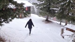 Pour Faire L'amour Dans La Neige Pendant Une Randonnée, Plein Air Forêt Et Chant Des Oiseaux