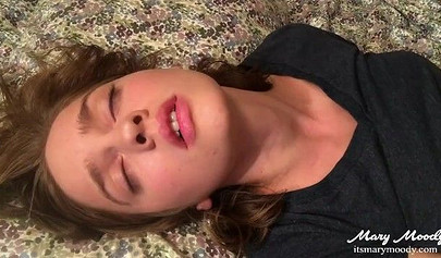 Sweet Teen Mary Moody Gives Us Her Facial Expressions While Masturbating