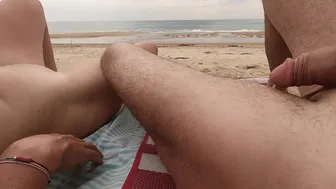 Sexe A La Plage Publique Nue Je Le Branle Les Gens Nous Voient Il Éjacule Quand Même