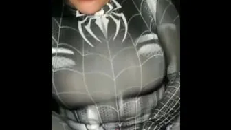 Aleja La Potra Es Derrotada Por El Mal Mientras Usa Su Nuevo Traje De Spoderman