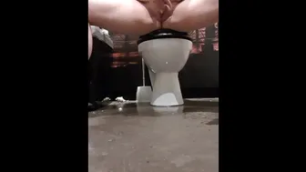 Masturbating And Squirting Piss On The Floor In Tgi Fridays