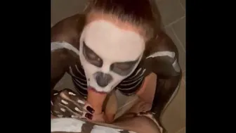 Una Giovane Sconosciuta Sexy Fa Un Pompino Dopo Una Festa Di Halloween