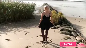 Amateur Big-Ass Blonde Beach Sex