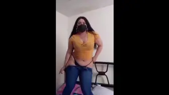 Joven Latina Hace Striptease Para Su Novio