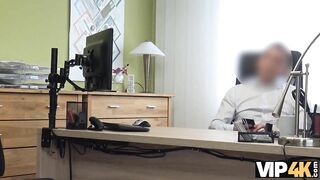 Vip4K. Milf Hat Möse Heimlich Vom Kreditgeber In Seinem Büro