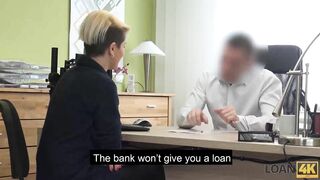 Loan4K Employé De Banque Impatient De Voir Ses Clients Énormes Faux Seins