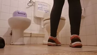 Farts And Pee In The Broken Toilet 720Hd