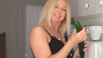 Extreme Huge Cucumber For A Fit And Sexy German Milf! Gape