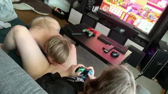 Gameuse Gets Her Pussy Licked While Playing Animal Crossing, He Then Fucks Her