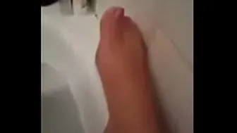 Girl Shows Her Sexy Body In The Bathtube